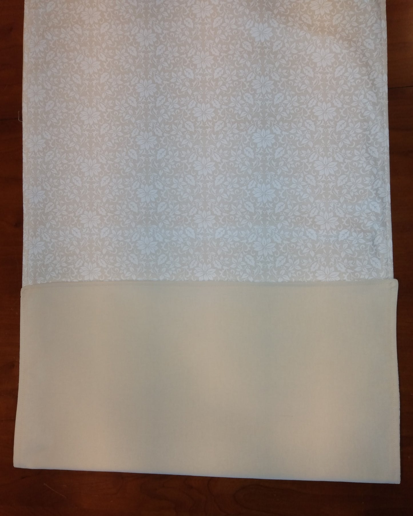 Table Runner 100% Cotton White Poinsettia Print Cream