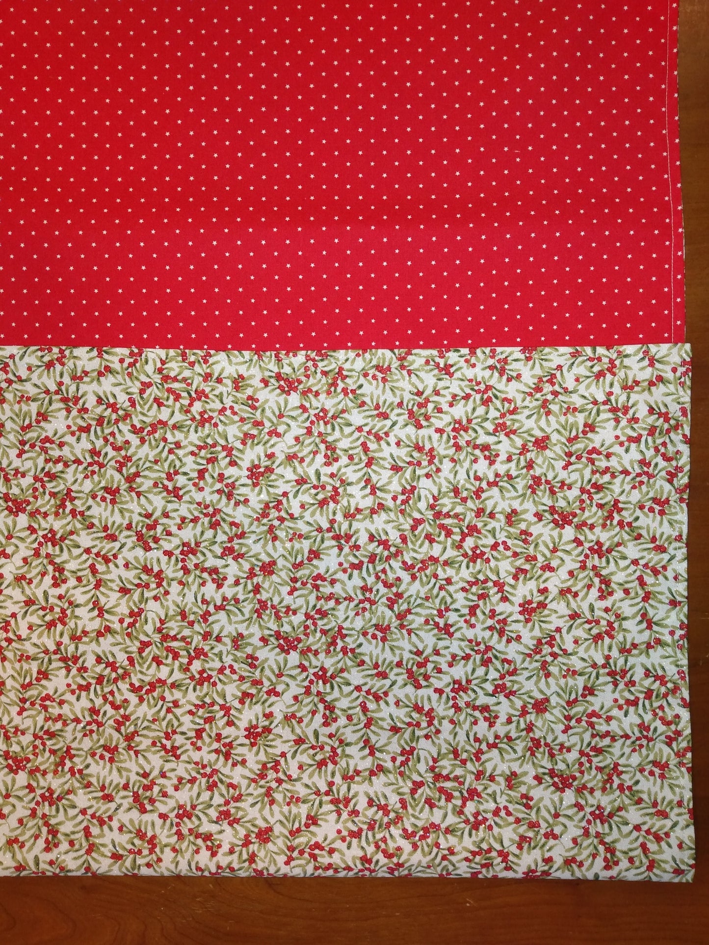 Table Runner Reversible 100% Cotton Classic Mistletoe Sparkly Cream Red White Stars