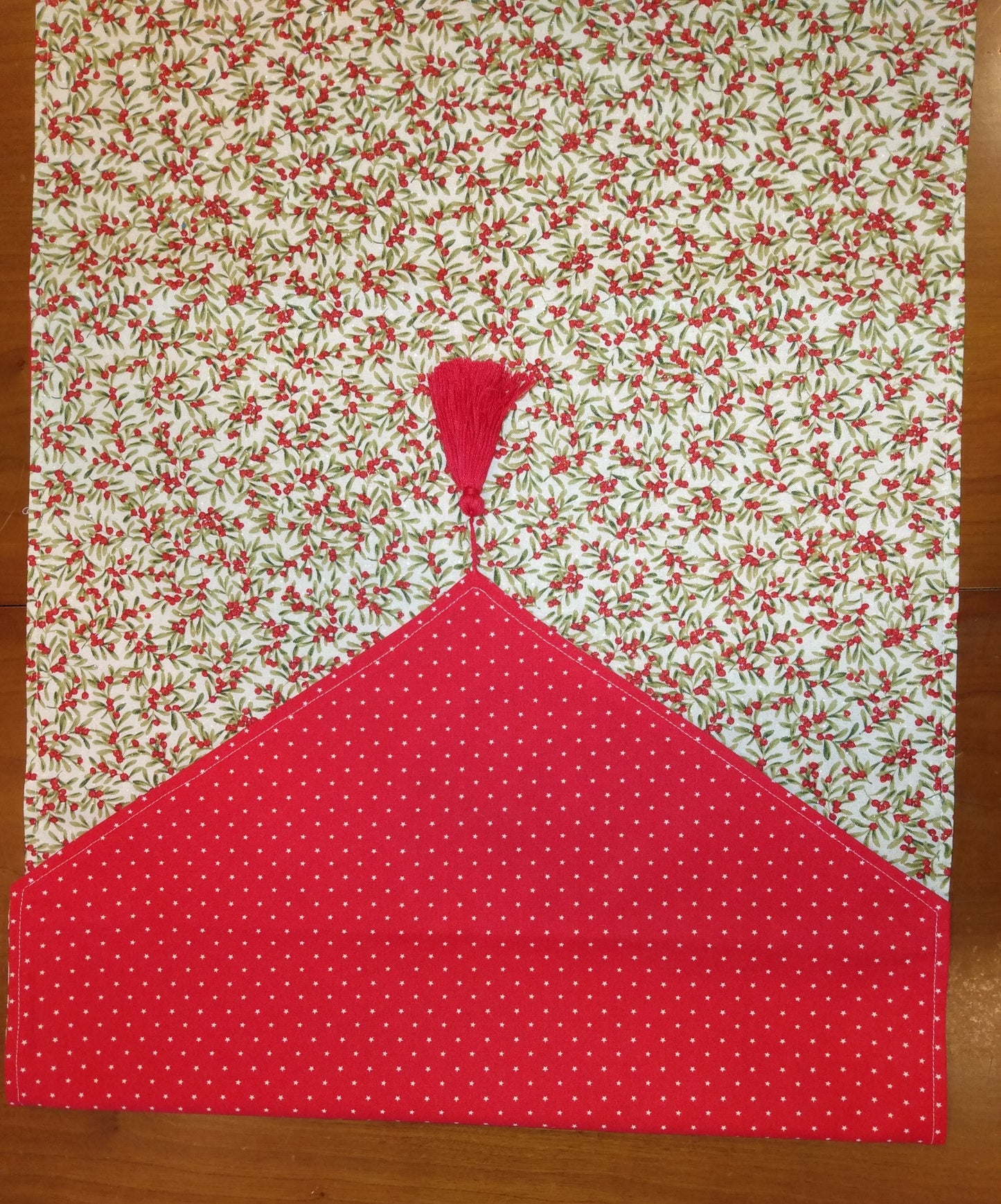 Table Runner Reversible 100% Cotton Classic Mistletoe Sparkly Cream Red White Stars