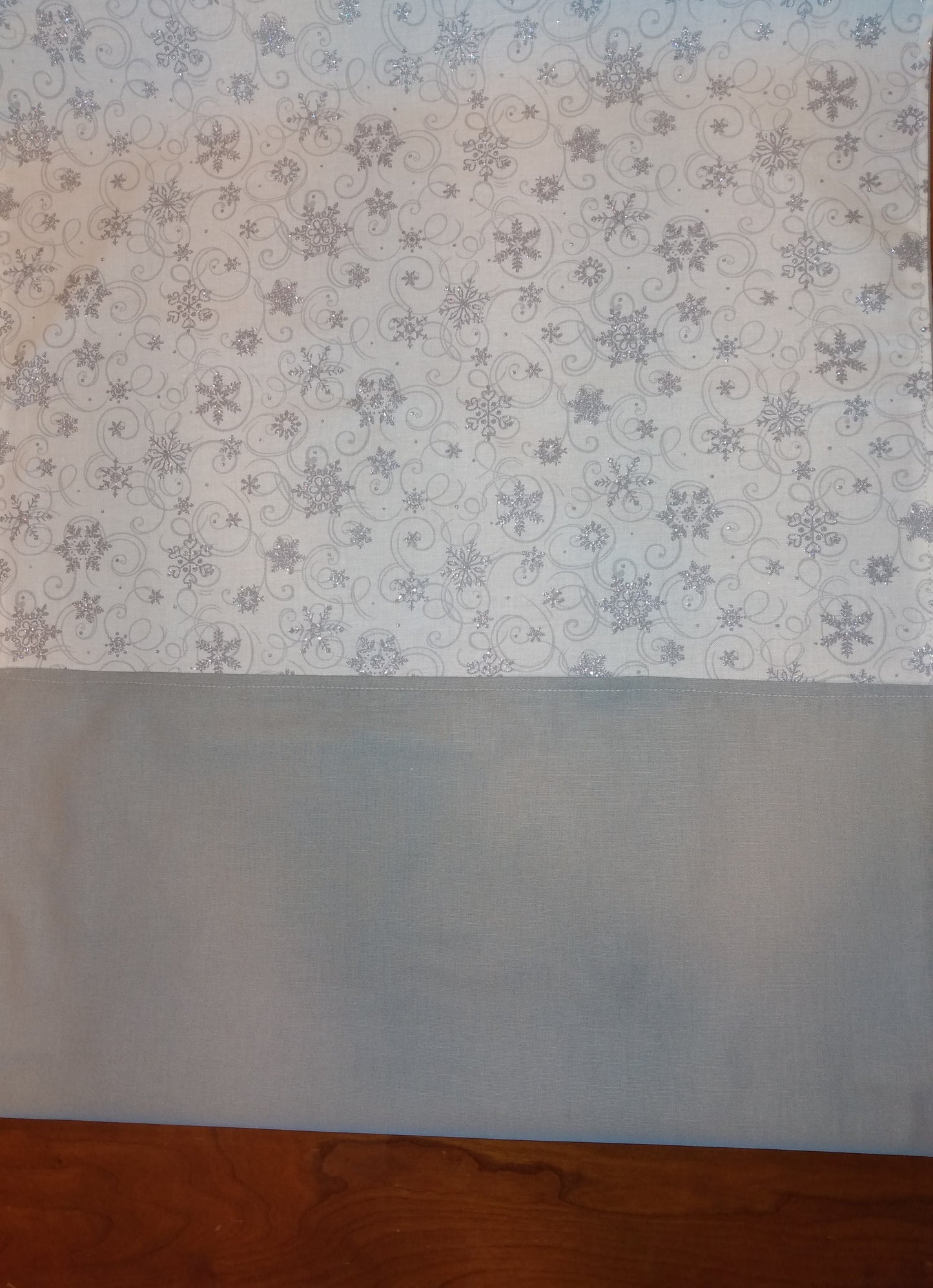 Table Runner 100% Cotton Silver Stars Snowflakes