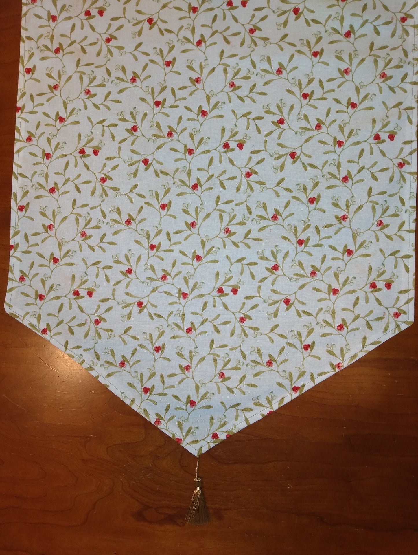 Table Runner 100% Cotton Classic Mistletoe White