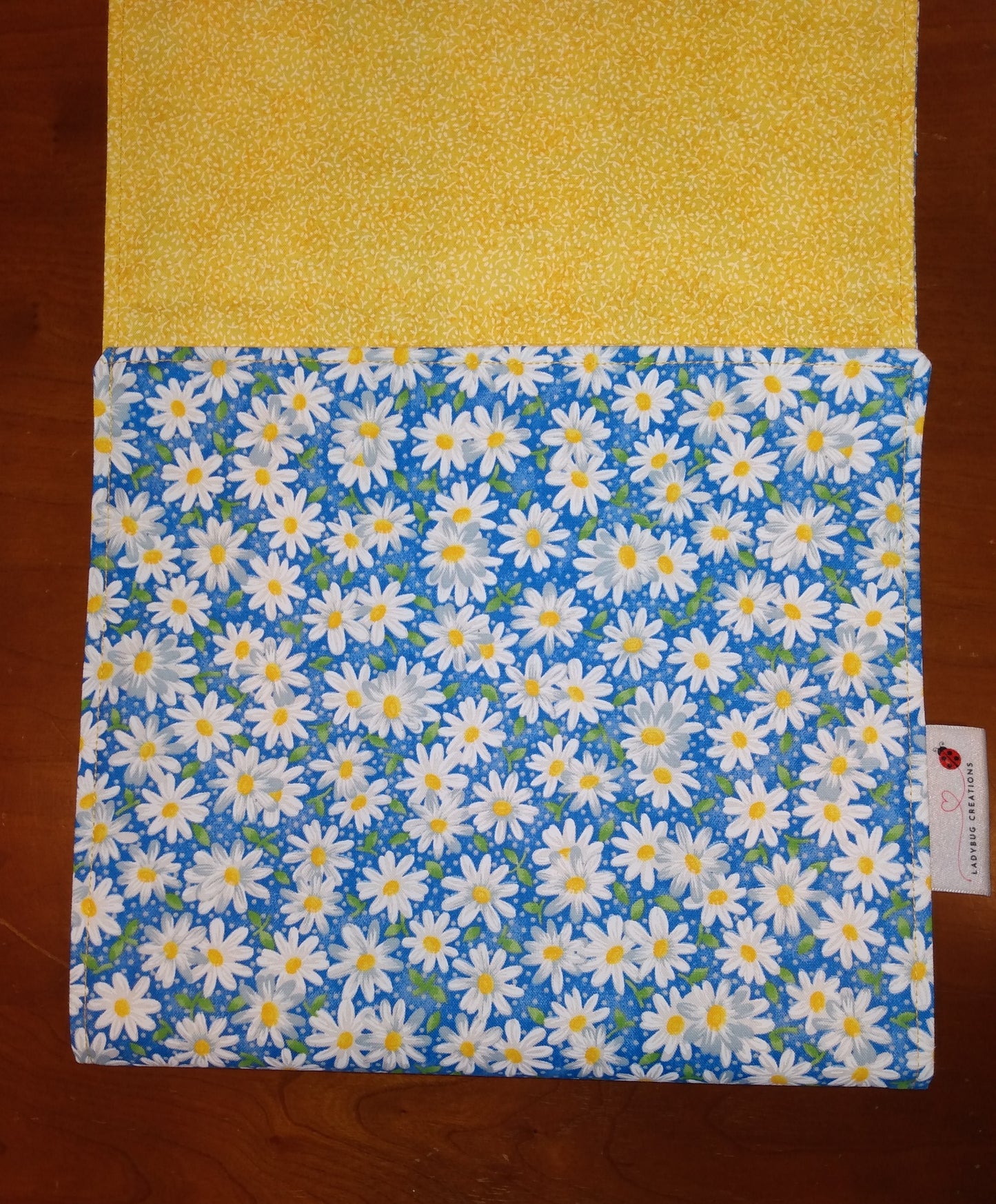 Table Runner Reversible 100% Cotton Cheery Daisies Floral Yellow Gold